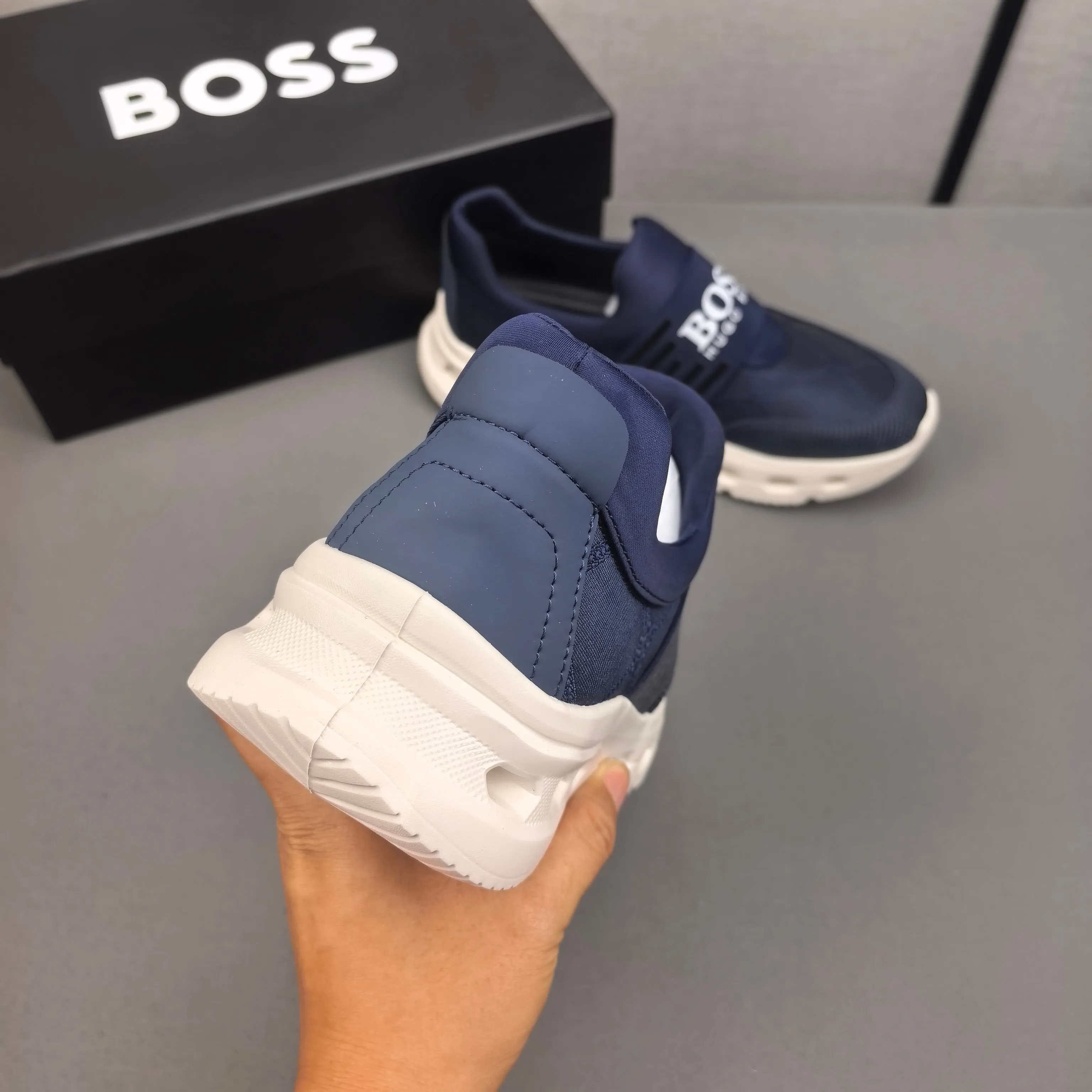 PP420❣️❣️❣️BOSS’s new 🆕low-top casual sneakers, made of breathable mesh, with brand signature details on the shoe collar to enhance style. Fashionable and versatile, it can complement any look. With a sophisticated design that is both dynamic and modern, this new must-have shoe adds a new dimension to Dior's legacy, displaying modern elegance. Men's shoes 38-44 45🉑️customized